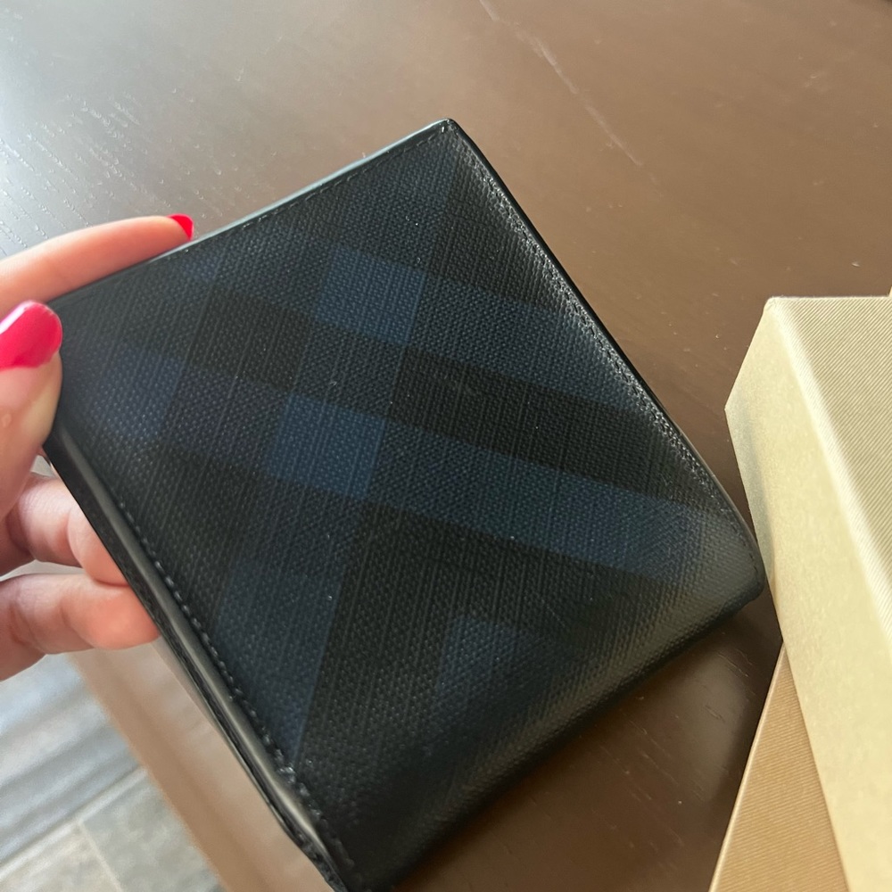 Like New! Mens Burberry Signature Check and Leather Bifold Wallet - Picture 3 of 13